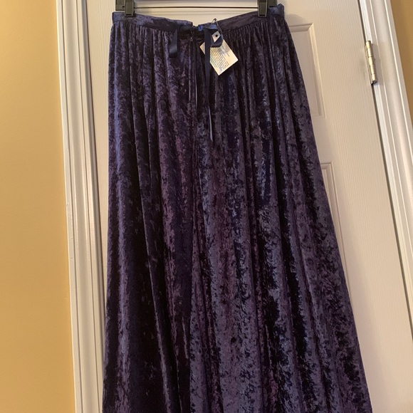 Custom Design Renaissance Midi Navy Crushed Velvet Skirt. 8-10 avg. - Picture 3 of 10